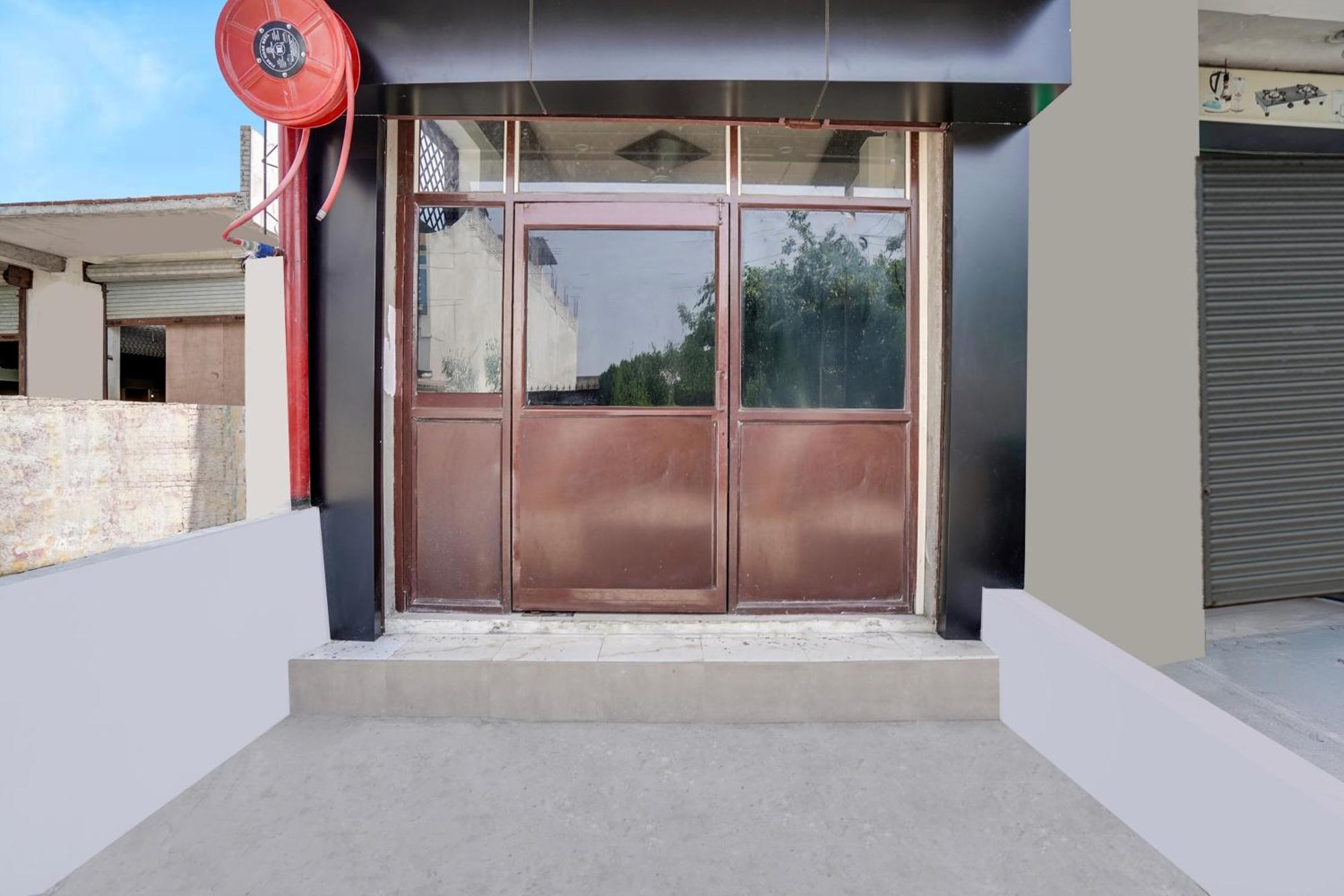 Hotel O The Moon Bareilly Bagian luar foto