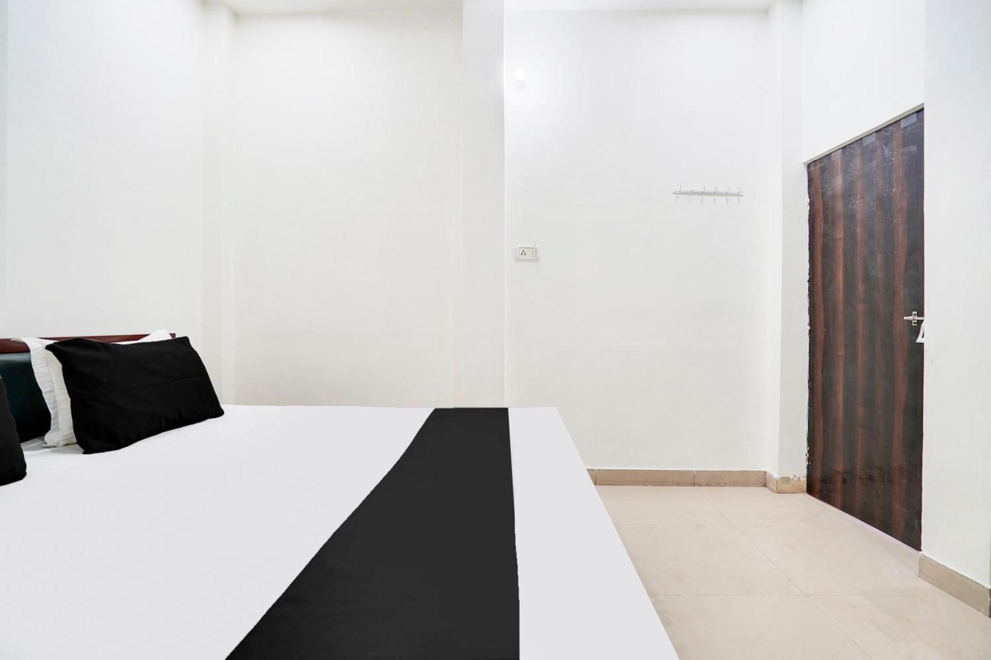 Hotel O The Moon Bareilly Bagian luar foto