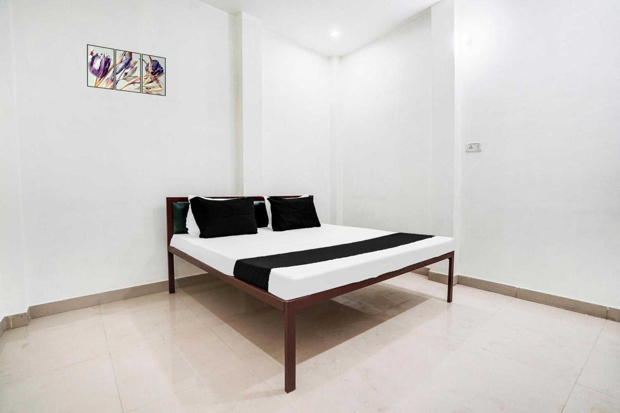 Hotel O The Moon Bareilly Bagian luar foto