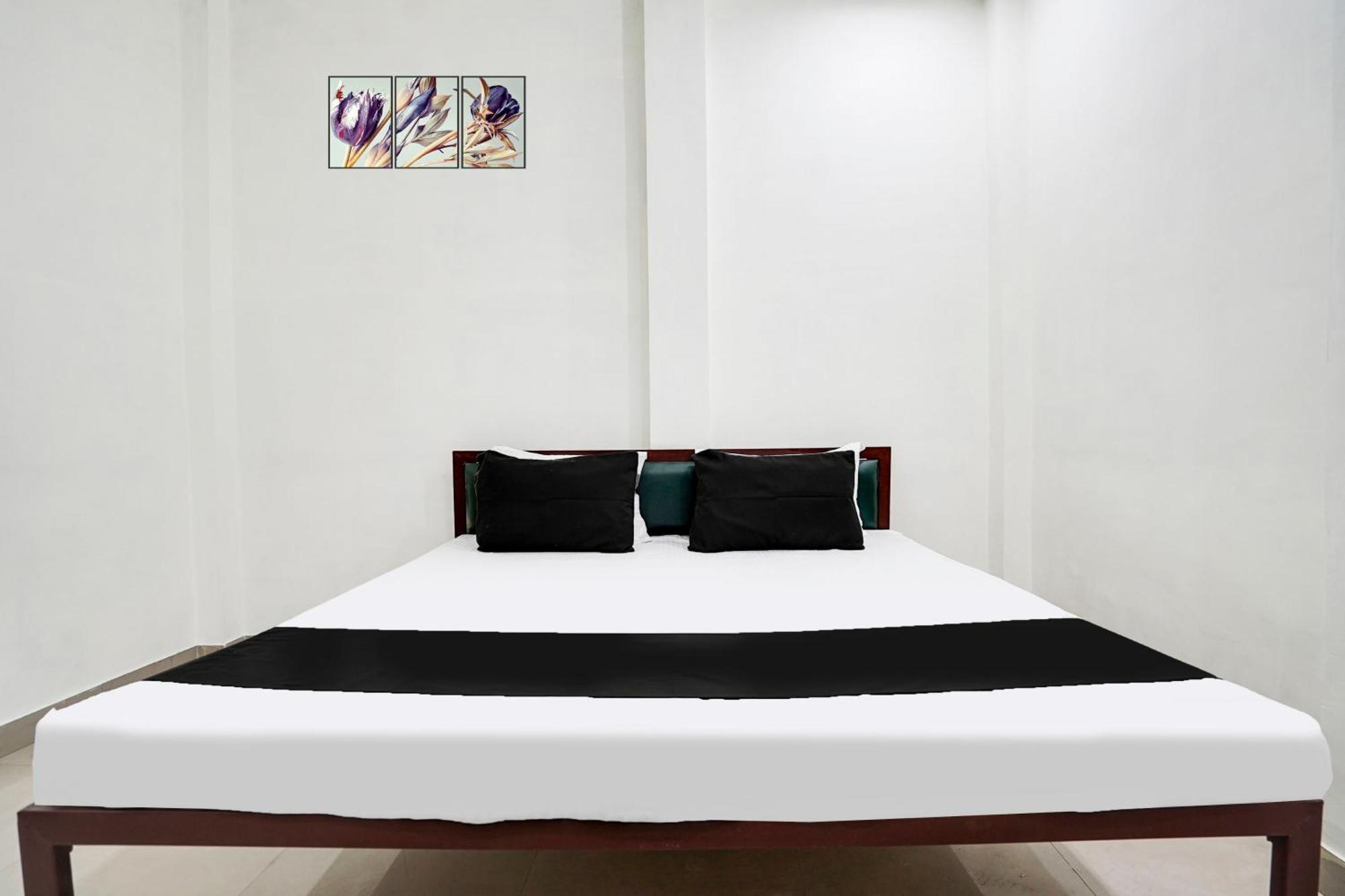 Hotel O The Moon Bareilly Bagian luar foto
