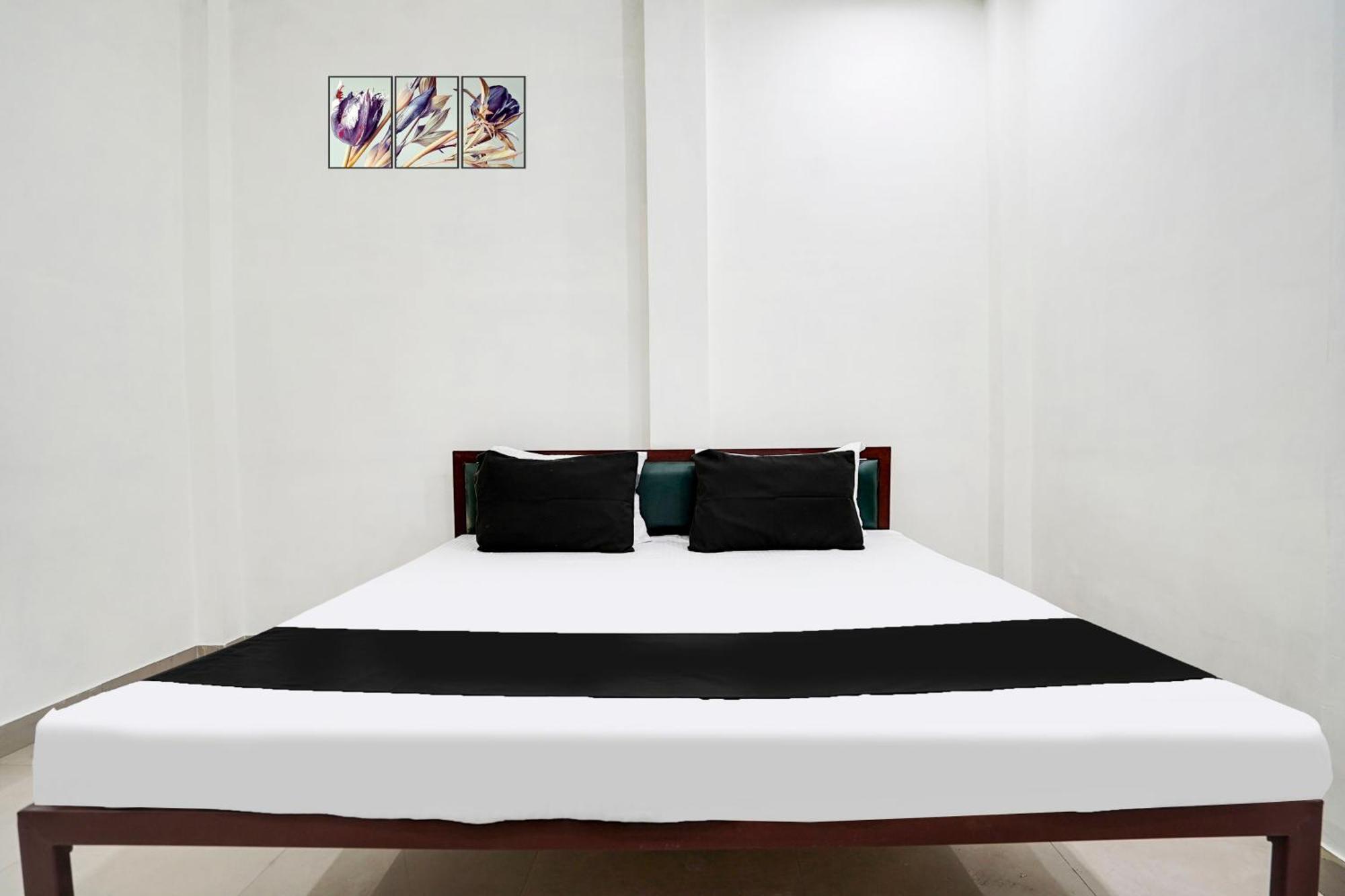 Hotel O The Moon Bareilly Bagian luar foto